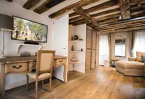 Classy Bourgeois Chic 2 Bedroom Apt in Le Marais