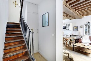 Classy Bourgeois Chic 2 Bedroom Apt in Le Marais