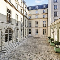 Classy Bourgeois Chic 2 Bedroom Apt in Le Marais