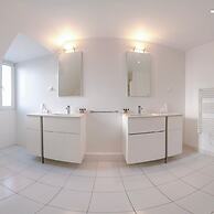 Copernic Line Elegant 3BR Apartment in Paris