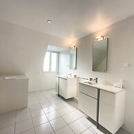 Copernic Line Elegant 3BR Apartment in Paris