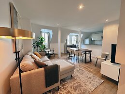 Copernic Line Elegant 3BR Apartment in Paris