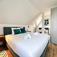 Copernic Line Elegant 3BR Apartment in Paris