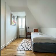 Copernic Line Elegant 3BR Apartment in Paris
