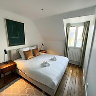 Copernic Line Elegant 3BR Apartment in Paris