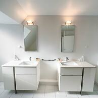 Copernic Line Elegant 3BR Apartment in Paris