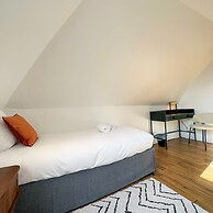 Copernic Line Elegant 3BR Apartment in Paris