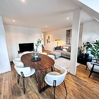 Copernic Line Elegant 3BR Apartment in Paris