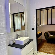 Paradis Calm Modern Studio Apt in Paris