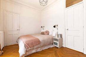 Chic Grenelle 3 Bedroom Apartment in Paris