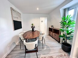 Copernic Right Luminous 2BR Apartment in Paris