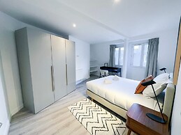 Copernic Right Luminous 2BR Apartment in Paris