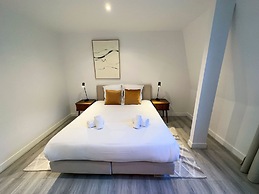 Copernic Right Luminous 2BR Apartment in Paris