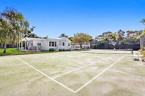 Portsea Paradise Pool and Tennis Court