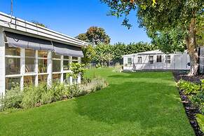 Portsea Paradise Pool and Tennis Court