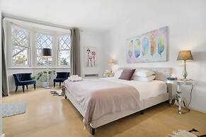 Spacious St Kilda Escape - Parking and City Views