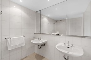 Spacious St Kilda Escape - Parking and City Views