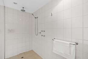 Spacious St Kilda Escape - Parking and City Views