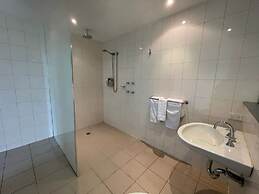 Spacious St Kilda Escape - Parking and City Views