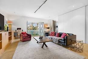Spacious St Kilda Escape - Parking and City Views