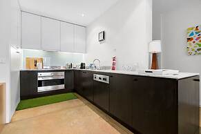 Spacious St Kilda Escape - Parking and City Views