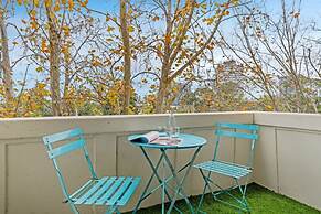 Spacious St Kilda Escape - Parking and City Views
