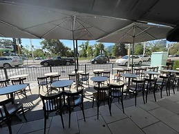 Spacious St Kilda Escape - Parking and City Views