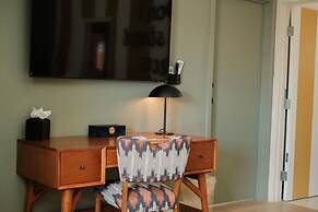 Mod Maya Hotel in Palm Springs