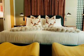 Mod Maya Hotel in Palm Springs