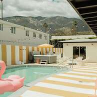 Mod Maya Hotel in Palm Springs
