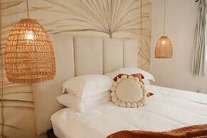 Mod Maya Hotel in Palm Springs