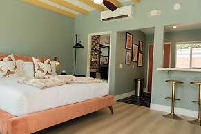 Mod Maya Hotel in Palm Springs