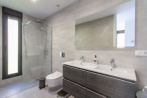 Villa Esmeralda 20 by Bookaparadise