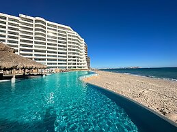 Beachtop Haven 2BR Condo at Iconic Sandy Beach