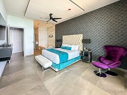 Beachtop Haven 2BR Condo at Iconic Sandy Beach