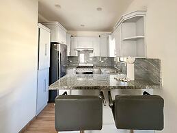 Sleek Downtown Escape With Private Parking