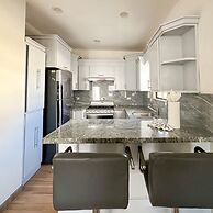 Sleek Downtown Escape With Private Parking