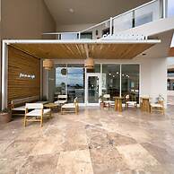 Luxury Ocean View Condo w Huge Deck