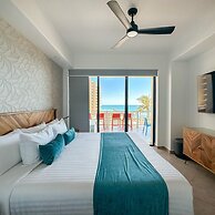 Luxury Ocean View Condo w Huge Deck