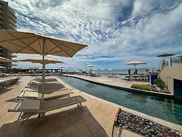 Luxury Ocean View Condo w Huge Deck