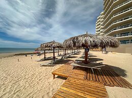 Luxury Ocean View Condo w Huge Deck