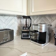 Luxury Ocean View Condo w Huge Deck