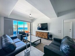 Luxury Ocean View Condo w Huge Deck