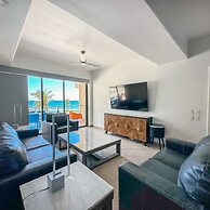 Luxury Ocean View Condo w Huge Deck