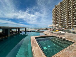 Luxury Ocean View Condo w Huge Deck