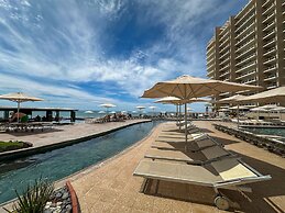 Luxury Ocean View Condo w Huge Deck