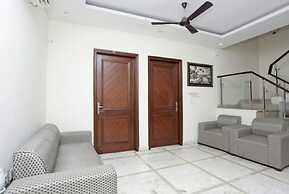 Goroomgo Noida Royal Residency