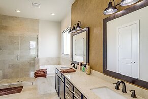 Houston Home w/ Rooftop Patio - 3 Mi to Downtown!