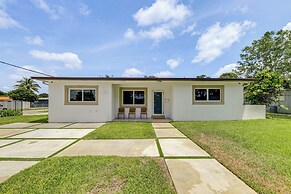 Chic North Miami House ~ 7 Mi to Hard Rock Stadium