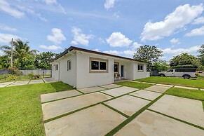 Chic North Miami House ~ 7 Mi to Hard Rock Stadium